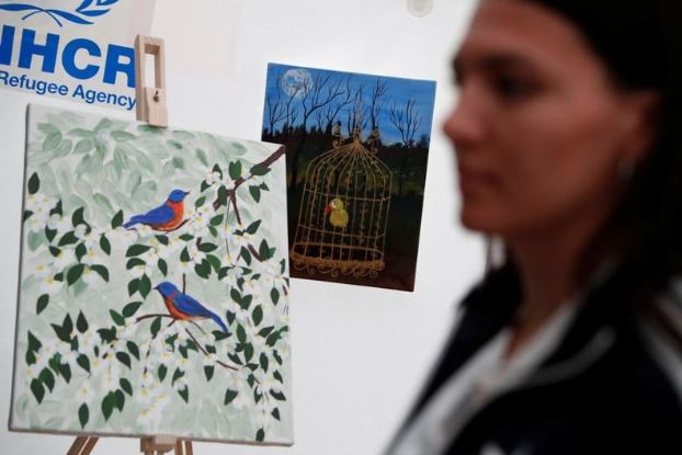 لوحتان من أعمال المهاجرة الأفغانية مورسال فقير زادة في معرض فني في بودابست يوم الثامن من اغسطس اب 2019. تصوير: برناديت زابو - رويترز.